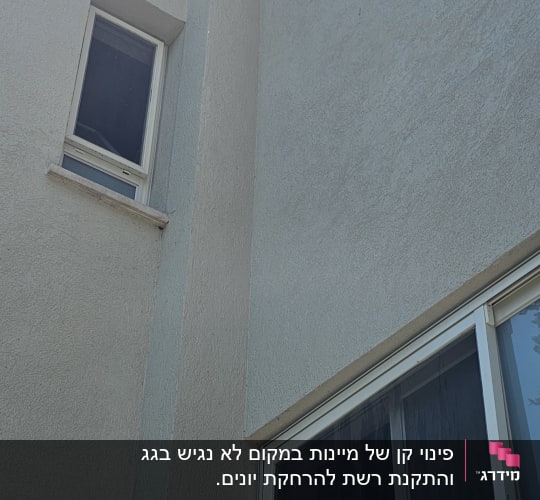רשת למניעת כניסת יונים על קיר חיצוני של בניין